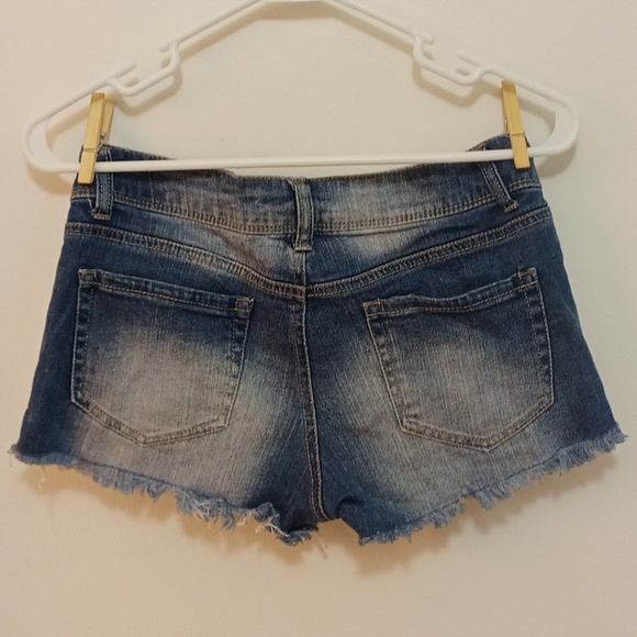 No boundaries denim shorts zipper/button up. Lace apron on front. Size 5 - Picture 2 of 6